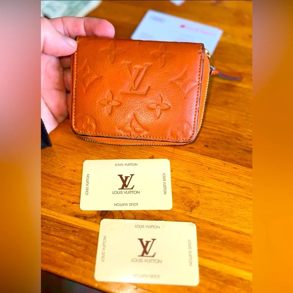 LOUIS VUITTON Zippy Wallet w/Box, Dust Bag, Gift Box, Tissue & w/Auth Cards. EUC